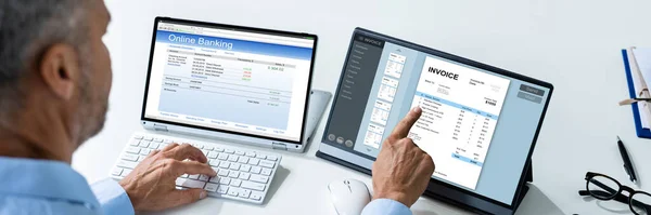 Geschäftsmann Online Banking Laptop Schreibtisch — Stockfoto