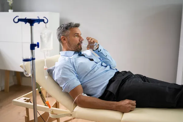 Vitamina Terapia Infusión Por Goteo Sangre Del Hombre — Foto de Stock