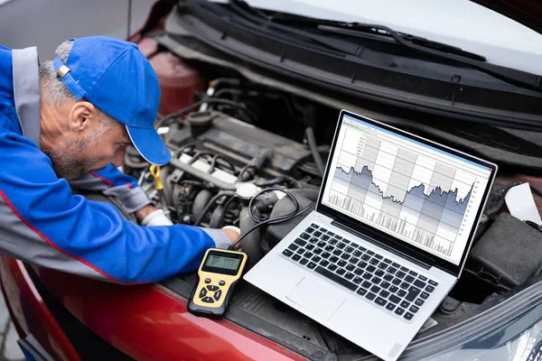 Servicio Diagnóstico Del Coche Reparación Electrónica Por Trabajador Mecánico — Foto de Stock