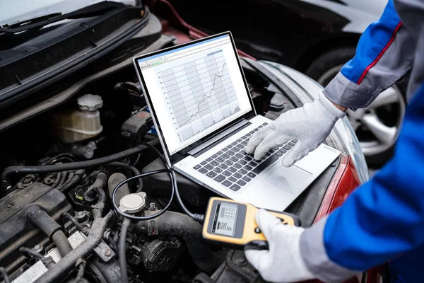 機械労働者による自動車診断サービスと電子修理 — ストック写真