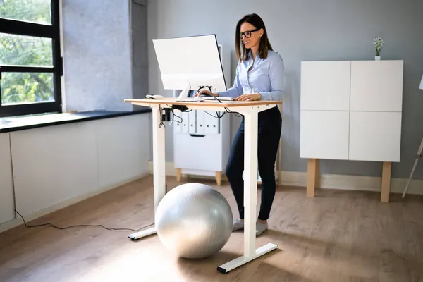 Kvinna Med Justerbar Höjd Stående Skrivbord Office För God Hållning — Stockfoto