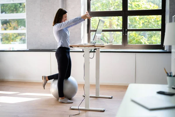 Arbetstagaren Stretch Övning Vid Stand Desk Office — Stockfoto