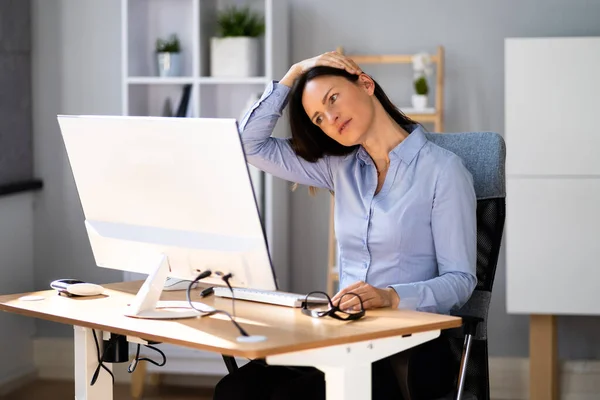 女职员在写字台前伸懒腰 伸展运动在椅子上 — 图库照片