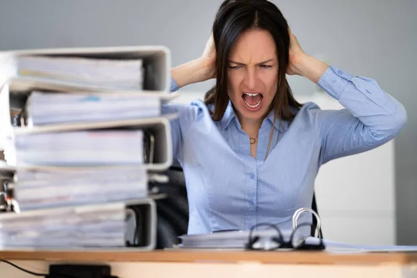 Frustrato Ragioniere Dipendente Preoccuparsi Tasse Stress Finanziario — Foto Stock