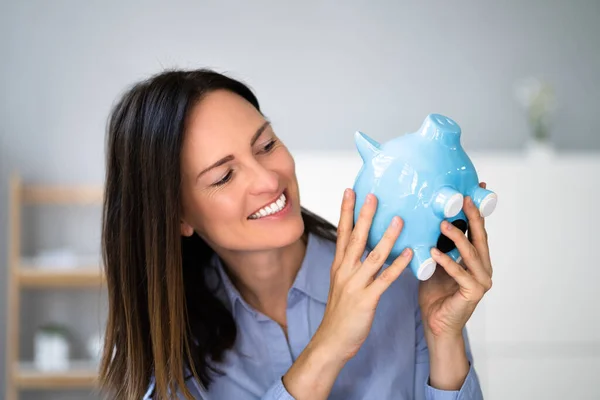 Feliz Ahorro Dinero Mujer Joven Con Piggy Bank Seguridad — Foto de Stock