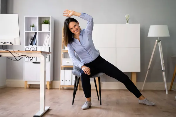 Stretch Övning Träna Nära Office Desk Arbetstagaren Stretching — Stockfoto