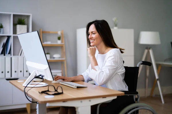 Osoba Niepełnosprawna Wózku Inwalidzkim Pracująca Komputerze — Zdjęcie stockowe
