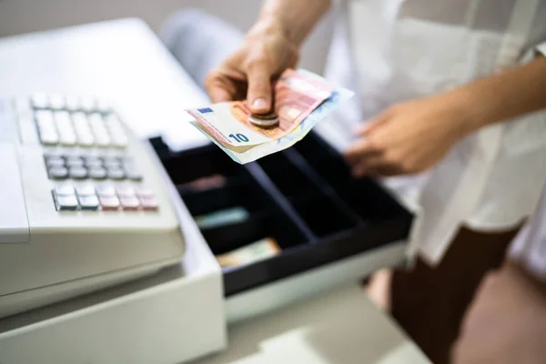 Mano Del Cajero Trabajando Con Caja Registradora Cambiando Factura Dinero —  Fotos de Stock