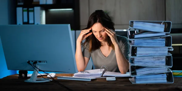 頭痛の種とストレス税務アドバイザー 悲しい会計士 — ストック写真