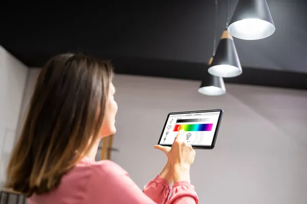 Controllo Intelligente Della Luce Utilizzando Tablet Casa — Foto Stock