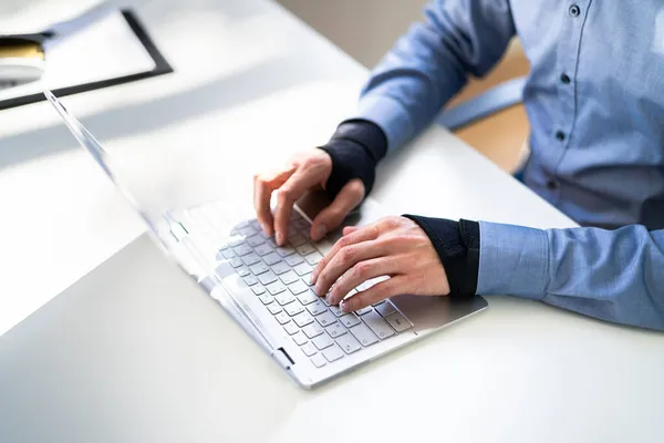 Schmerzlinderverband Und Handgelenksgurt Tippen Auf Der Tastatur — Stockfoto