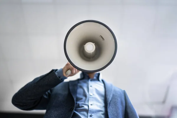 Έννοια Megaphone Προσοχή Man Φωνάζοντας Χρησιμοποιώντας Loudspeaker — Φωτογραφία Αρχείου