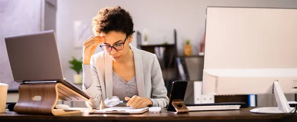 Femme Affaires Africaine Fatiguée Bouleversée Avec Head Ache — Photo