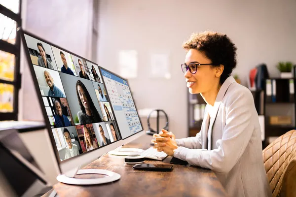 Afrikansk Kvinnlig Distanskommunikation Flera Datorer — Stockfoto