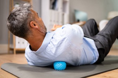 Dikenli Top Myofascial Sürüm kullanarak Sırt Tetik Noktası Masajı