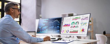 KPI İş Analitik Veri Kontrol Paneli. Analizci Bilgisayar Kullanıyor