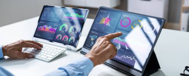 KPI İş Analitik Veri Kontrol Paneli. Analizci Bilgisayar Kullanıyor
