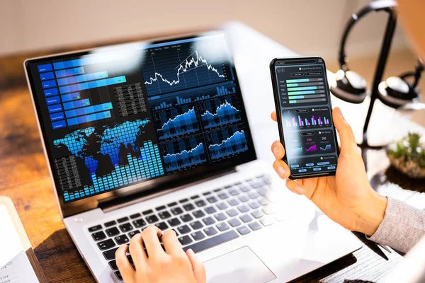 Analista Dati Afroamericano Utilizzando Data Analytics Kpi Dashboard — Foto Stock