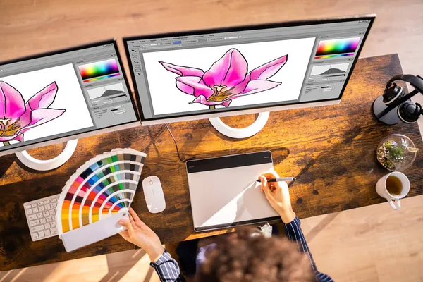 Grafisch Ontwerper Kunstenaar Werkt Aan Meerdere Computerschermen — Stockfoto