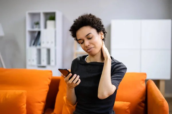 Mujer Con Dolor Cuello Sentada Usando Teléfono Móvil — Foto de Stock