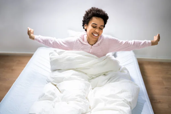 Afrikaanse Comfortabele Vrouw Wakker Worden Comfortabele Slaap — Stockfoto