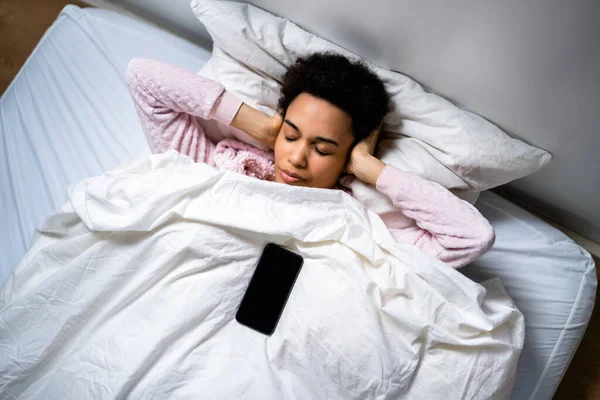 Афроамериканец Просыпается Телефонной Тревогой Напряжении — стоковое фото