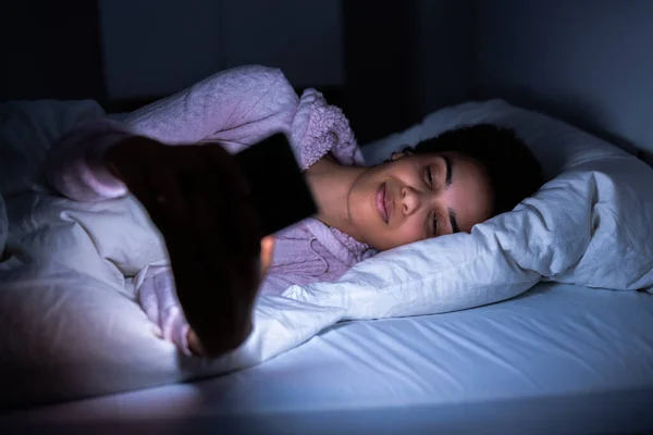 Ver Teléfono Celular Por Noche Antes Dormir — Foto de Stock