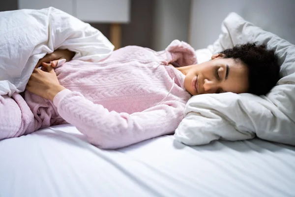 Mujer Afroamericana Con Dolor Estómago Durmiendo —  Fotos de Stock