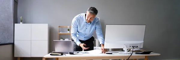 Robando Secreto Comercial Tomar Fotos Usando Teléfono Escritorio — Foto de Stock