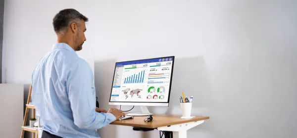 Kpi Business Analytics Data Dashboard Analist Met Behulp Van Computer — Stockfoto