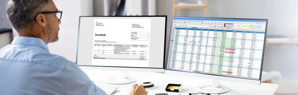 Business Invoice Tax Management Inglês Contabilista Usando Monitor — Fotografia de Stock
