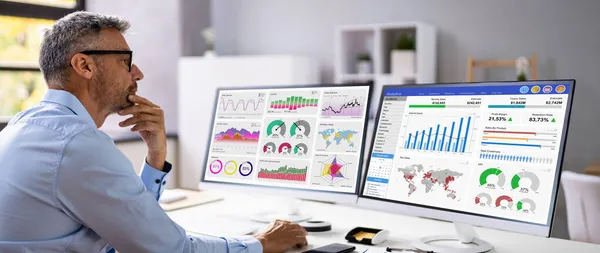 Kpi Business Analytics Data Dashboard Analist Met Behulp Van Computer — Stockfoto