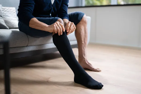 Muž Uvedení Lékařské Komprese Punčochy Nohách — Stock fotografie