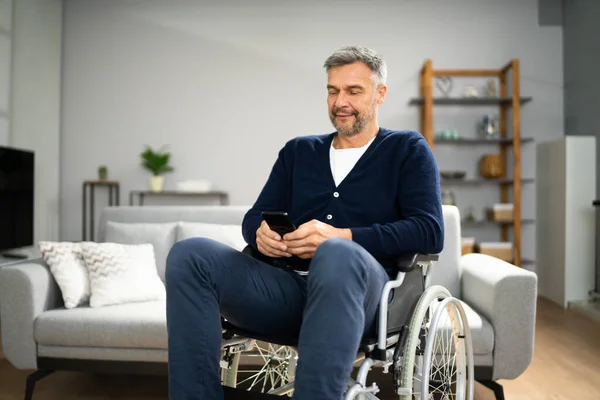 Äldre Man Med Funktionshinder Använda Smartphone Eller Mobiltelefon — Stockfoto