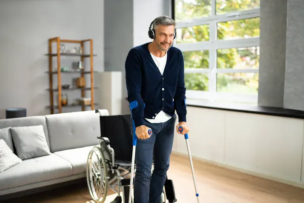 Persona Adulta Con Parálisis Por Discapacidad Muletas Después Una Lesión — Foto de Stock
