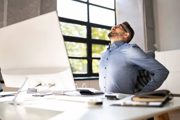 Rückenschmerzen Schlechte Körperhaltung Mann Sitzt Büro — Stockfoto