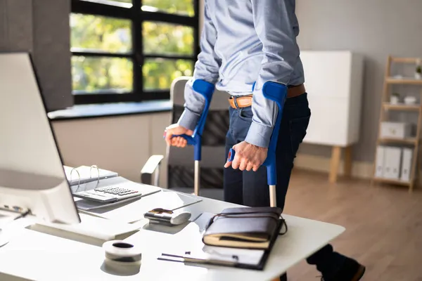 Worker Crutches Workplace Office Rehabilitation Benefits — Stock Photo, Image