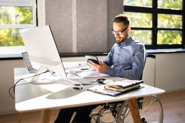 Professioneller Steuerberater Mit Finanzrechnung Und Rechner — Stockfoto