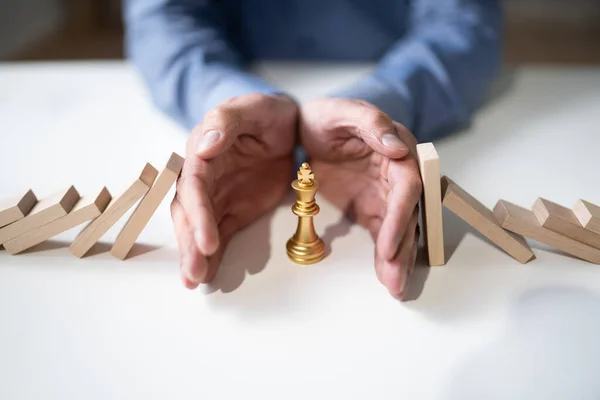 Falling Domino Pieces Business Risk Chess King — Stock Photo, Image