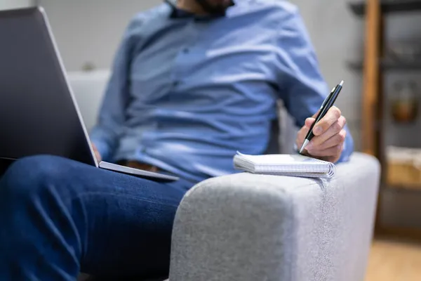 Ktoś Pisze Lub Planuje Dziennikarz Pracujący Laptopie — Zdjęcie stockowe