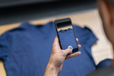 Online Business Using Smartphone. Moda Kıyafetleri Fotoğraflama