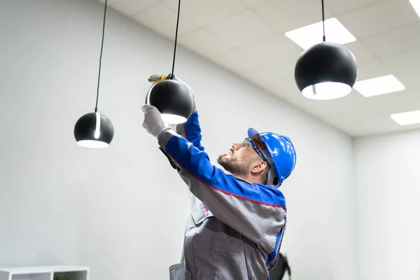 Home Ceiling Light Equipment Maintenance Professional Electrician Worker — Stock Photo, Image