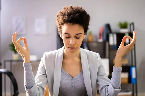 Meditação Yoga Escritório Mulher Negócios Meditando — Fotografia de Stock