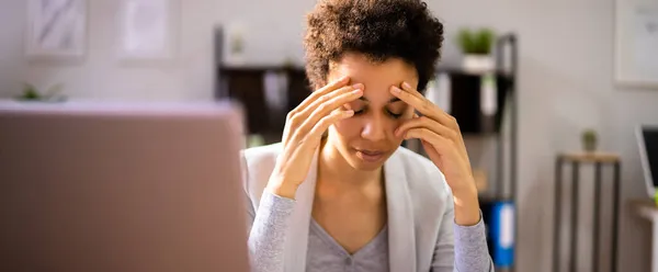 Femme Affaires Africaine Fatiguée Bouleversée Avec Head Ache — Photo