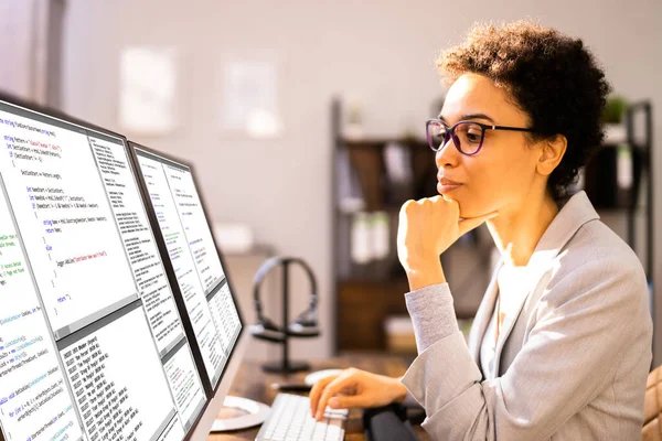 非裔美国人程序设计员妇女在计算机上编码 — 图库照片