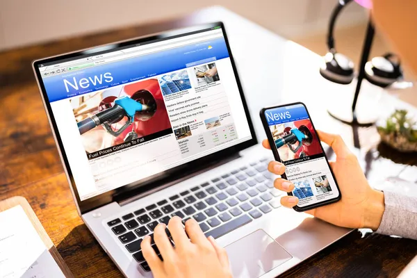 Watching Online News Article Mobile Phone Laptop Electronic Newspaper — Stock Photo, Image