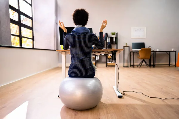 Meditação Yoga Escritório Mulher Negócios Meditando — Fotografia de Stock