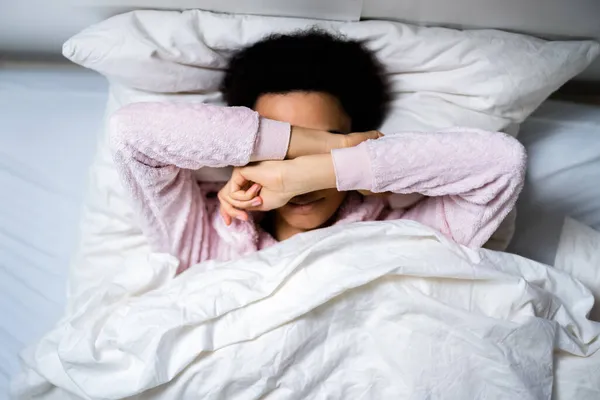 Afro Amerikaanse Vrouw Ontwaakt Uit Lawaai Slapen Bed — Stockfoto