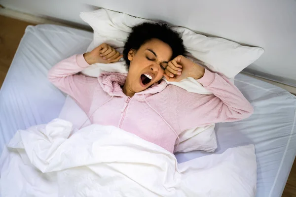 Bostezar Mujer Afroamericana Durmiendo Cama — Foto de Stock