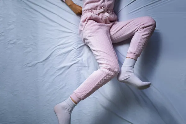 Donna Afroamericana Con Rls Sindrome Delle Gambe Senza Riposo Dormire — Foto Stock